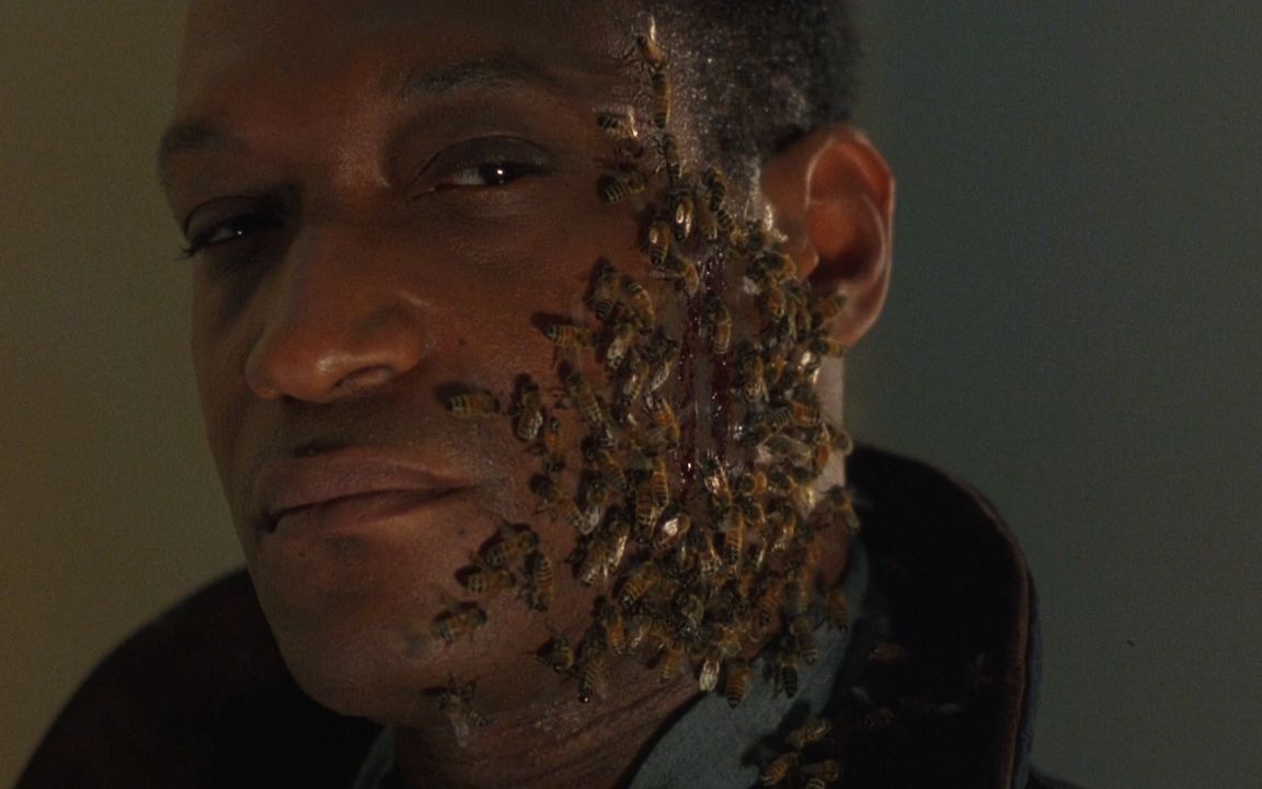 经典恐怖片《糖果人2》，男子不相信都市传说，对着镜子念出五遍糖果人，结果戴著铁钩和全身都是蜜蜂的杀人魔真的出现了！
